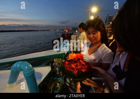 Bangkok, Thailand. November 2023. Menschen lassen Wasserlaternen während des Loy Krathong Festivals in Bangkok, Thailand, am 27. November 2023 frei. Quelle: Rachen Sageamsak/Xinhua/Alamy Live News Stockfoto
