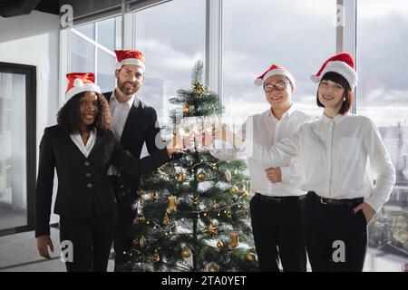 Eine Gruppe junger Geschäftsleute trinkt Champagner Stockfoto