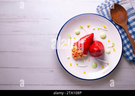 Piquillo Paprika gefüllt mit Kabeljau. Traditionelle spanische Tapa Stockfoto