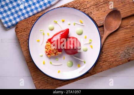 Piquillo Paprika gefüllt mit Kabeljau. Traditionelle spanische Tapa Stockfoto