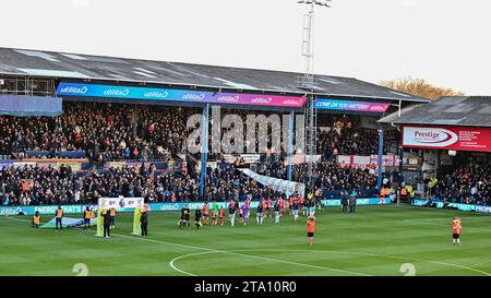 LUTON, ENGLAND - 25. NOVEMBER: Ein allgemeiner Blick auf das Innere des Stadions während des Premier League-Spiels zwischen Luton Town und Crystal Palace in Kenilwo Stockfoto