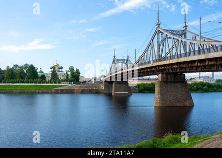 Tver, Blick auf die Alte Wolga Brücke vom Afanasy Nikitin Damm Stockfoto