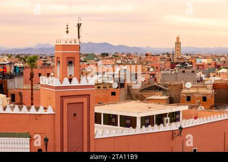 Minarett Turm auf der historischen Stadtmauer (Medina) in Marrakesch. Marokko Stockfoto