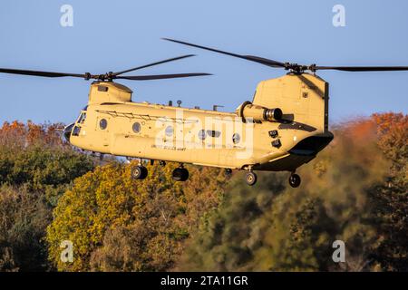 US Army Boeing CH-47F Chinook Transporthubschrauber verlassen einen Luftwaffenstützpunkt in den Niederlanden - 27. Oktober 2017 Stockfoto