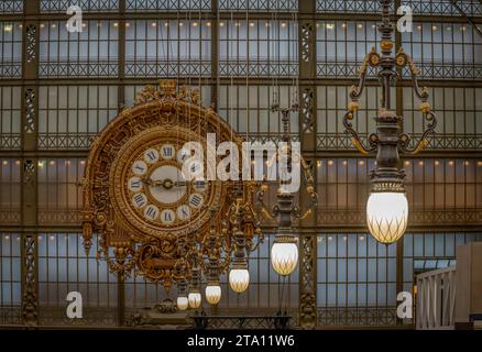 Paris, Frankreich - 11 08 2023: Museum Orsay. Blick auf die Goldene Uhr von der Haupthalle des Museums Stockfoto