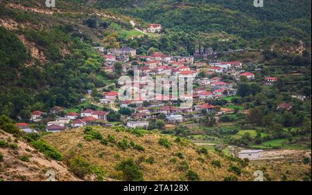 Albanien, das malerischste Balkandorf in den Bergen. Stockfoto