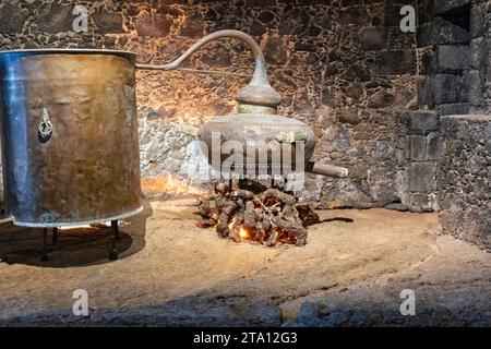 Alembic für die Herstellung von Brandy im alten Weinkeller im familiengeführten El Grifo Weinmuseum auf Lanzarote Stockfoto