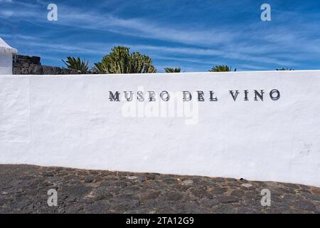 Museo del vino an der Wand des Weinmuseums im Weingut El Grifio auf Lanzerote Stockfoto