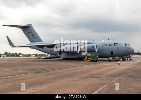 Boeing C-17A Globemaster III Militärtransportflugzeug der Kanadischen Streitkräfte auf dem Asphalt der RAF Fairford. Gloucestershire, Großbritannien - 13. Juli 2018 Stockfoto