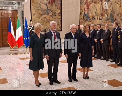 Rom, Italien. November 2023. Der tschechische Präsident Petr Pavel (zweiter von links) und seine Frau Eva (links) treffen sich am 28. November 2023 in Rom, Italien, mit dem italienischen Präsidenten Sergio Mattarella, der von seiner Tochter Laura Mattarella (rechts) als First Lady begleitet wurde. Quelle: Opatrny Marek/CTK Photo/Alamy Live News Stockfoto