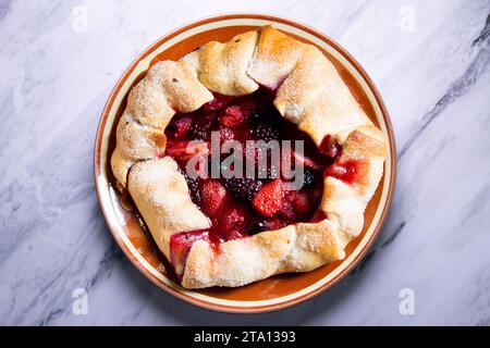 Rote Obstgalette mit Brombeeren, Erdbeeren, Himbeeren. Traditionelles französisches Rezept. Stockfoto