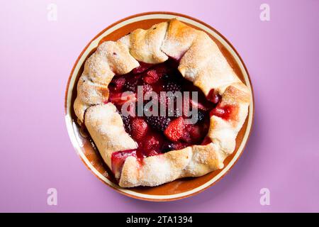 Rote Obstgalette mit Brombeeren, Erdbeeren, Himbeeren. Traditionelles französisches Rezept. Stockfoto