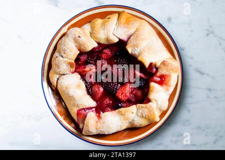 Rote Obstgalette mit Brombeeren, Erdbeeren, Himbeeren. Traditionelles französisches Rezept. Stockfoto