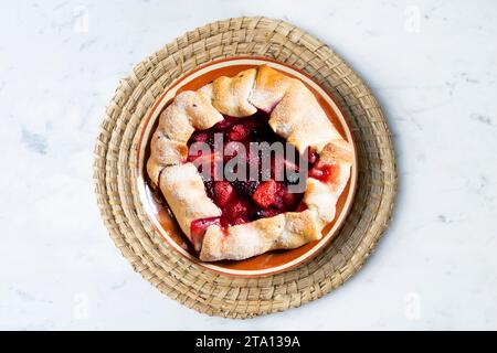 Rote Obstgalette mit Brombeeren, Erdbeeren, Himbeeren. Traditionelles französisches Rezept. Stockfoto