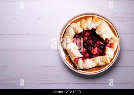 Rote Obstgalette mit Brombeeren, Erdbeeren, Himbeeren. Traditionelles französisches Rezept. Stockfoto