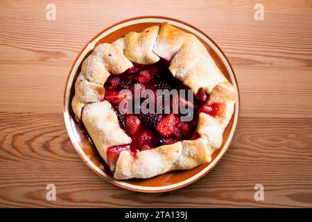 Rote Obstgalette mit Brombeeren, Erdbeeren, Himbeeren. Traditionelles französisches Rezept. Stockfoto