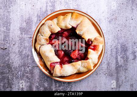 Rote Obstgalette mit Brombeeren, Erdbeeren, Himbeeren. Traditionelles französisches Rezept. Stockfoto