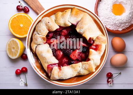 Rote Obstgalette mit Brombeeren, Erdbeeren, Himbeeren. Traditionelles französisches Rezept. Stockfoto