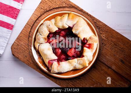 Rote Obstgalette mit Brombeeren, Erdbeeren, Himbeeren. Traditionelles französisches Rezept. Stockfoto