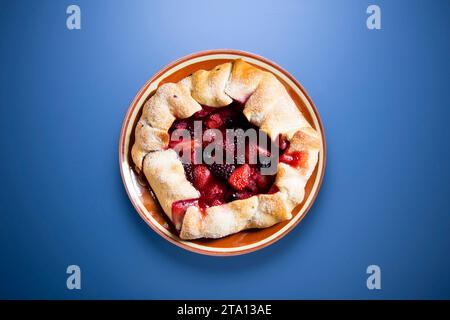 Rote Obstgalette mit Brombeeren, Erdbeeren, Himbeeren. Traditionelles französisches Rezept. Stockfoto