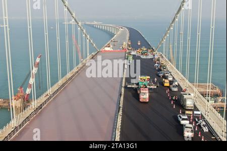 (231128) -- ZHONGSHAN, 28. November 2023 (Xinhua) -- dieses Luftbild vom 27. November 2023 zeigt Bauarbeiter, die an der Lingdingyang-Brücke der Shenzhen-Zhongshan-Verbindung in der südchinesischen Provinz Guangdong arbeiten. Ein Fernseeverkehr zwischen den Städten Shenzhen und Zhongshan in der südchinesischen Provinz Guangdong ist einen Schritt näher an der Fertigstellung. Der letzte Beton wurde am Dienstag in Betrieb genommen, als die Arbeiten am Unterwassertunnel, der sich über 6,8 km erstreckt, sich seinem Ende nähern, sagte Guangdong Provincial Communication Group Co., Ltd Der Tunnel ist Teil einer 24 km langen Höhe Stockfoto