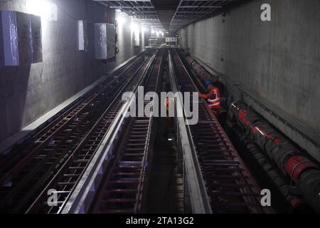 (231128) -- ZHONGSHAN, 28. November 2023 (Xinhua) -- Bauarbeiter arbeiten im Unterwassertunnel der Shenzhen-Zhongshan-Verbindung in der südchinesischen Provinz Guangdong, 27. November 2023. Ein Fernseeverkehr zwischen den Städten Shenzhen und Zhongshan in der südchinesischen Provinz Guangdong ist einen Schritt näher an der Fertigstellung. Der letzte Beton wurde am Dienstag in Betrieb genommen, als die Arbeiten am Unterwassertunnel, der sich über 6,8 km erstreckt, sich seinem Ende nähern, sagte Guangdong Provincial Communication Group Co., Ltd Der Tunnel ist Teil einer 24 km langen Autobahn, die Shen verbindet Stockfoto