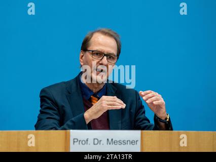 Berlin, Deutschland. November 2023. Dirk Messner, Präsident des Umweltbundesamtes, stellt auf einer Pressekonferenz den neuen Monitoring-Bericht über die Folgen des Klimawandels in Deutschland vor. Quelle: Melissa Erichsen/dpa/Alamy Live News Stockfoto