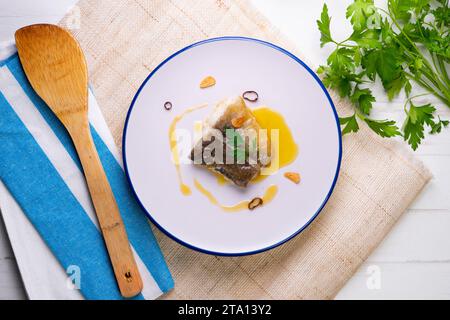 Bacalao al pil pil traditionelle Tapa aus Nordspanien. Kabeljau gekocht mit einer köstlichen Sauce aus Öl, Kabeljau und Knoblauch. Stockfoto