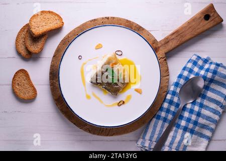 Bacalao al pil pil traditionelle Tapa aus Nordspanien. Kabeljau gekocht mit einer köstlichen Sauce aus Öl, Kabeljau und Knoblauch. Stockfoto