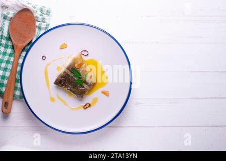 Bacalao al pil pil traditionelle Tapa aus Nordspanien. Kabeljau gekocht mit einer köstlichen Sauce aus Öl, Kabeljau und Knoblauch. Stockfoto