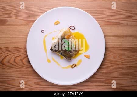 Bacalao al pil pil traditionelle Tapa aus Nordspanien. Kabeljau gekocht mit einer köstlichen Sauce aus Öl, Kabeljau und Knoblauch. Stockfoto