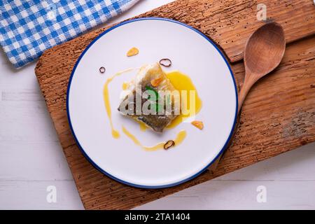 Bacalao al pil pil traditionelle Tapa aus Nordspanien. Kabeljau gekocht mit einer köstlichen Sauce aus Öl, Kabeljau und Knoblauch. Stockfoto