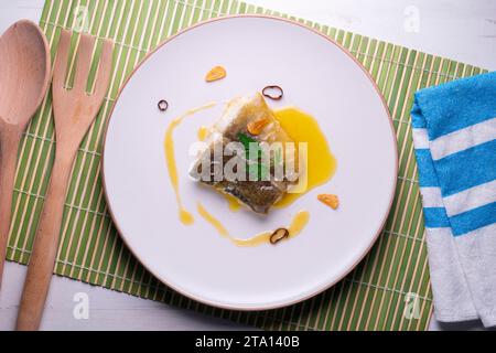 Bacalao al pil pil traditionelle Tapa aus Nordspanien. Kabeljau gekocht mit einer köstlichen Sauce aus Öl, Kabeljau und Knoblauch. Stockfoto