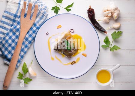 Bacalao al pil pil traditionelle Tapa aus Nordspanien. Kabeljau gekocht mit einer köstlichen Sauce aus Öl, Kabeljau und Knoblauch. Stockfoto