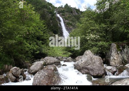 Partschins, Italien, Südtirol 30. Mai 2022 hier der Blick auf den Partschinser Wasserfall, oberhalb von Partschins unweit der Kurstadt Meran, ein Naturschauspiel, Zielbach, Zieltal, Burggrafenamt Fotopoint, Hotspot, Tourismus, wandern, spazieren, Wucht, Wassermassen *** Partschines, Italien, Südtirol 30 Mai 2022 hier ist der Blick auf den Partschiner Wasserfall, oberhalb von Partschines unweit der Kurstadt Meran, ein Naturschauspiel, Zielbach, Zieltal, Burggrafenamt Fotopoint, Hotspot, Tourismus, Wandern, Wandern, Kraft, Masses of Water Credit: Imago/Alamy Live News Stockfoto