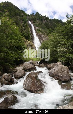 Partschins, Italien, Südtirol 30. Mai 2022 hier der Blick auf den Partschinser Wasserfall, oberhalb von Partschins unweit der Kurstadt Meran, ein Naturschauspiel, Zielbach, Zieltal, Burggrafenamt Fotopoint, Hotspot, Tourismus, wandern, spazieren, Wucht, Wassermassen *** Partschines, Italien, Südtirol 30 Mai 2022 hier ist der Blick auf den Partschiner Wasserfall, oberhalb von Partschines unweit der Kurstadt Meran, ein Naturschauspiel, Zielbach, Zieltal, Burggrafenamt Fotopoint, Hotspot, Tourismus, Wandern, Wandern, Kraft, Masses of Water Credit: Imago/Alamy Live News Stockfoto