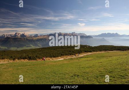 Rittnerhorn, Italien, Südtirol 19. Oktober 2022 hier der Blick vom Rittnerhorn oberhalb des Ritten, Wanderparadies mit Ausblick, Panorama, wie hier auf die Sella, Langkofel, Plattkofel, Seiser Alm, Schlern und Rosengarten, Latemar v.l.n.r. Dolomiten *** Rittnerhorn, Italien, Südtirol 19 Oktober 2022 hier der Blick vom Rittnerhorn über dem Ritten, Wanderparadies mit Aussicht, Panorama, wie hier von Sella, Langkofel, Plattkofel, Seiser Alm, Schlern und Rosengarten, Latemar V l n r Dolomites Credit: Imago/Alamy Live News Stockfoto