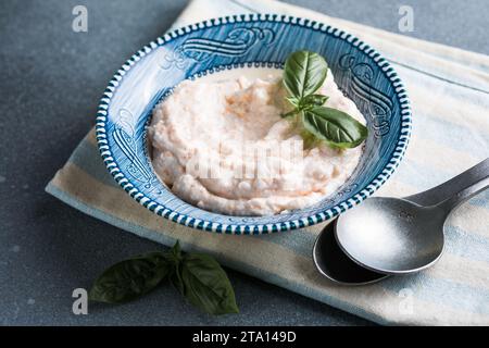 Taramosalata Greek Spread Paste (Pate) aus gemahlenem Fisch, Garnelen und Kaviar, serviert mit Zitrone. Fischeier-Paste Tarama (weiß und rosa), beliebt ist Stockfoto