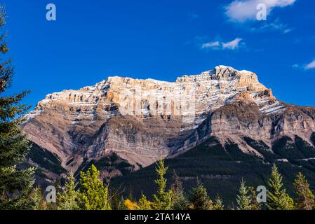 Verschneite Berggipfel bei Sonnenuntergang in der Nähe von Athabasca Falls, Icefields Parkway, in der Nähe von Jasper, Alberta, Kanada Stockfoto