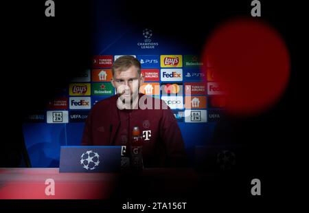 München, Deutschland. November 2023. Fußball: Champions League, Bayern München - FC Kopenhagen, Gruppenphase, Gruppe A, Spieltag 5. Pressekonferenz des FC Bayern in der Allianz Arena. Münchner Konrad Laimer spricht auf dem Podium. Quelle: Sven Hoppe/dpa/Alamy Live News Stockfoto