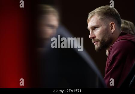 München, Deutschland. November 2023. Fußball: Champions League, Bayern München - FC Kopenhagen, Gruppenphase, Gruppe A, Spieltag 5. Pressekonferenz des FC Bayern in der Allianz Arena. Münchner Konrad Laimer spricht auf dem Podium. Quelle: Sven Hoppe/dpa/Alamy Live News Stockfoto