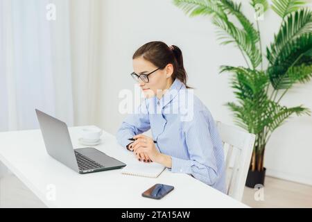 Geschäftsfrau Sekretärin im Büro, die online am Computer arbeitet Stockfoto