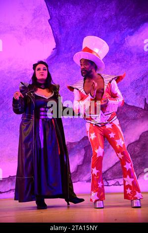 London, Großbritannien. November 2023. PhotocaLondon, Großbritannien, 28. November 2023. Isabella Mason und Kat B treten bei Aladdin im Hackney Empire in London auf. ll Aladdin in Hackney Empire, London, Großbritannien. Quelle: Siehe Li/Picture Capital/Alamy Live News Stockfoto