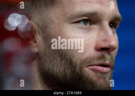 München, Deutschland. November 2023. Fußball: Champions League, Bayern München - FC Kopenhagen, Gruppenphase, Gruppe A, Spieltag 5. Pressekonferenz des FC Bayern in der Allianz Arena. Münchner Konrad Laimer spricht auf dem Podium. Quelle: Sven Hoppe/dpa/Alamy Live News Stockfoto