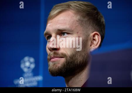 München, Deutschland. November 2023. Fußball: Champions League, Bayern München - FC Kopenhagen, Gruppenphase, Gruppe A, Spieltag 5. Pressekonferenz des FC Bayern in der Allianz Arena. Münchner Konrad Laimer sitzt auf dem Podium. Quelle: Sven Hoppe/dpa/Alamy Live News Stockfoto