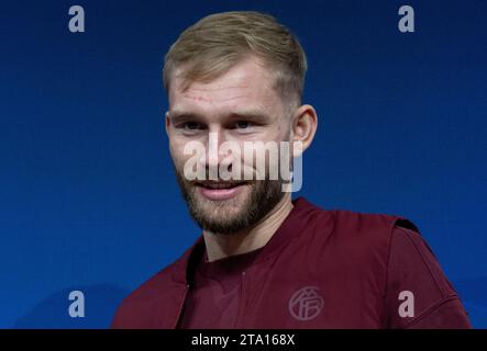 München, Deutschland. November 2023. Fußball: Champions League, Bayern München - FC Kopenhagen, Gruppenphase, Gruppe A, Spieltag 5. Pressekonferenz des FC Bayern in der Allianz Arena. Münchner Konrad Laimer spricht auf dem Podium. Quelle: Sven Hoppe/dpa/Alamy Live News Stockfoto