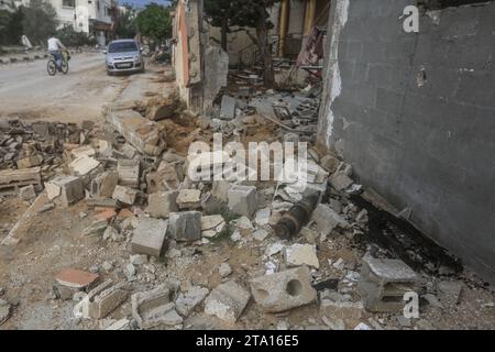 Khan Yunis, Palästinensische Gebiete. November 2023. Eine explodierte Granate auf dem Schutt im Dorf Khuza·A in der Nähe des Grenzzauns zwischen Israel und dem südlichen Gazastreifen während des vorübergehenden Waffenstillstands zwischen Israel und Hamas. Quelle: Mohammed Talatene/dpa/Alamy Live News Stockfoto