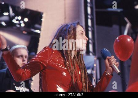 Eine undatierte Aufnahme aus dem Jahr 1993 zeigt die Auktionsshow Träume unterm Hammer des Saarländischen Rundfunks im Jahr 1993. Im Bild: Luci van Org tritt als Lucilectric auf. *** Eine undatierte Aufnahme aus dem Jahr 1993 zeigt die Auktionssendung Träume unterm Hammer des Saarländischen Rundfunks 1993 im Bild Luci van Org als lucilectric Bub Stockfoto