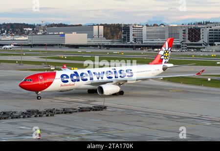 Airbus A330 der Schweizer Freizeitfluggesellschaft Edelweiss Air Taxis zum Ankunftstor am Flughafen Zürich, Zürich, Schweiz Stockfoto