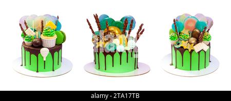 Grüner Kuchen mit Schokoladendekorationen, Lutscher, Sterne, Eis und Cupcakes auf purpurrotem Hintergrund, Kopierraum Stockfoto